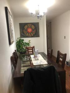 mesa de comedor con ordenador portátil encima en Arriendo dpto o pieza por noche, en San Pedro de la Paz