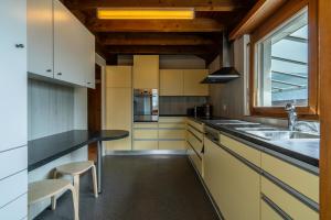 Kuchyň nebo kuchyňský kout v ubytování Jungfrau-View Apartment, terrace & free parking