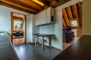 Kuchyň nebo kuchyňský kout v ubytování Jungfrau-View Apartment, terrace & free parking