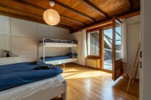 a bedroom with a bunk bed and a window at Jungfrau-View Apartment, terrace & free parking in Wilderswil