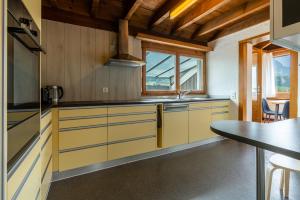 Kuchyň nebo kuchyňský kout v ubytování Jungfrau-View Apartment, terrace & free parking