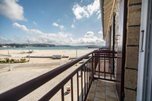 balkon z widokiem na plażę w obiekcie Appartement - Le Soleil des Flots - Vue sur Mer w mieście Crozon
