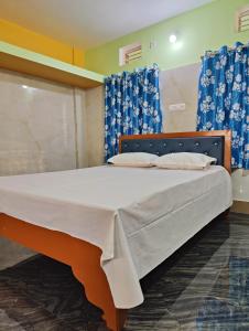 Postel nebo postele na pokoji v ubytování Jagannatha Guest House