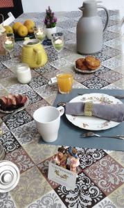 Carcagente的住宿－Casa Bienvenida La Romantica，一张桌子上放着一盘食物