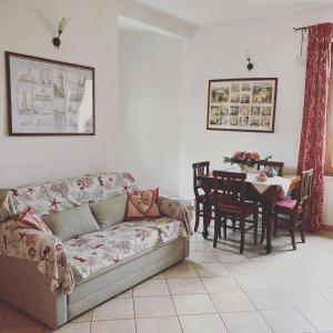 un soggiorno con divano e tavolo di The Romantic House a Portoferraio