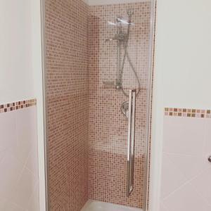 bagno con doccia e pareti piastrellate di The Romantic House a Portoferraio