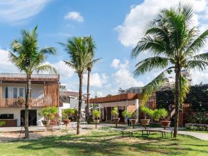 波來古的住宿－Homestay Papa garden，一群棕榈树在一座建筑前