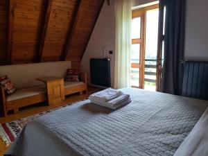 Llit o llits en una habitació de Villa Gjeçaj Guesthouse and Restaurant