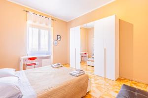 um quarto com uma cama grande e uma janela em Casa Lungogesso em Cuneo