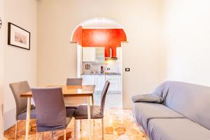ein Wohnzimmer mit einem Tisch und einem Sofa in der Unterkunft Casa Lungogesso in Cuneo