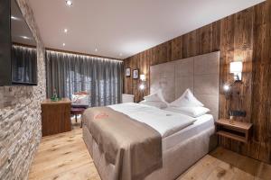 a bedroom with a large bed in a room at Superior Hotel Edelweiss in Obertauern