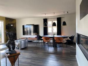 sala de estar con mesa de comedor y sillas en Villa entière. Alpilles Aix Marseille Avignon., en Istres