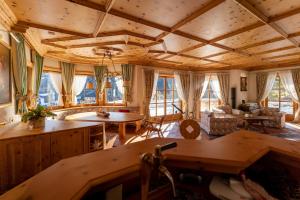 una gran sala de estar con techo de madera. en Villa Bostele with Seven Bedrooms, Indoor Pool and Two Saunas en Bad Kleinkirchheim