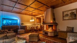 sala de estar con chimenea y comedor en Villa Bostele with Seven Bedrooms, Indoor Pool and Two Saunas en Bad Kleinkirchheim