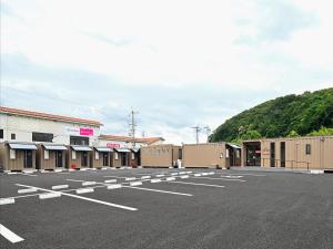 un estacionamiento vacío con un montón de edificios en HOTEL R9 The Yard Kasai, en Kasai