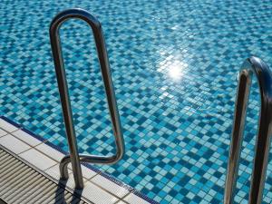 那霸的住宿－那霸凱悅酒店沖繩，靠近一个蓝色瓷砖的游泳池
