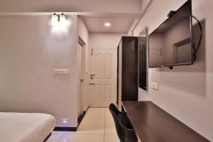 ein Schlafzimmer mit einem Bett und einer schwarzen Arbeitsplatte in der Unterkunft IVY RESIDENCY in Thiruvananthapuram
