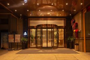 無錫的住宿－莫林酒店无锡江南大学融创文旅城店，带有旋转门的建筑物入口