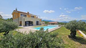 - une vue extérieure sur une villa avec une piscine dans l'établissement Casa dell’ Orso, à Abbateggio