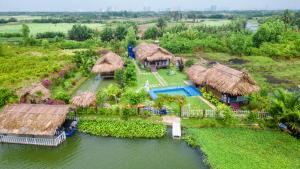 una vista aérea de un complejo en el agua en The River Home, en Nhơn Trạch