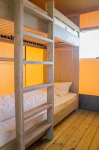 Glamping Renswoude客房内的一张或多张床位