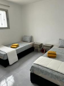 um quarto com duas camas com toalhas em Villa 471 m2 sur la plage em Mohammedia