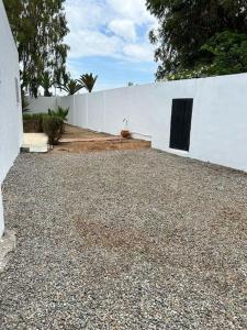 una pared blanca con una puerta en un patio en Villa 471 m2 sur la plage en Mohammedia