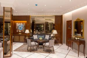ein Wohnzimmer mit Sofa, Tisch und Stühlen in der Unterkunft Vardar Palace Hotel - Special Category in Istanbul