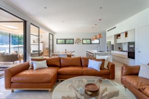 sala de estar con 2 sofás y mesa de cristal en Flametree I Private Properties, en Dunsborough