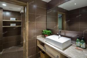 La salle de bains est pourvue d'un lavabo et d'un miroir. dans l'établissement Morning Hotel, Changsha Quantang, à Xingsha