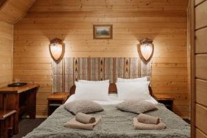 1 dormitorio con 1 cama con 2 almohadas en Oksamit Resort, en Vorokhta