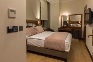 Habitación de hotel con cama y espejo en Vardar Palace Hotel - Special Category, en Estambul