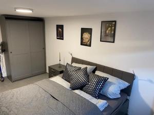 Un dormitorio con una cama con almohadas. en Ferienwohnung Hereinspaziert en Wilhelmshaven