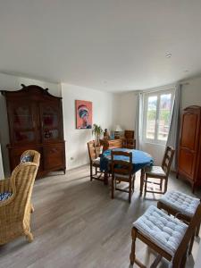 ein Wohnzimmer mit Esstisch und Stühlen in der Unterkunft La Mimagaste - Maison familiale au coeur d'Etretat in Étretat