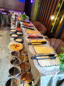 une longue table avec de nombreux plats dans l'établissement Gloria Suite Hotel, à Trabzon