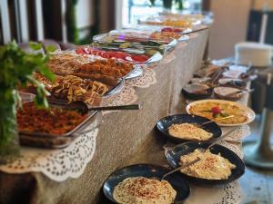 ein Buffet mit vielen verschiedenen Speisen auf dem Tisch in der Unterkunft Gloria Suite Hotel in Trabzon