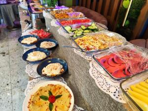 un buffet de nourriture sur une table avec des assiettes de nourriture dans l'établissement Gloria Suite Hotel, à Trabzon