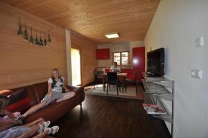 Televízia a/alebo spoločenská miestnosť v ubytovaní Haus Rose