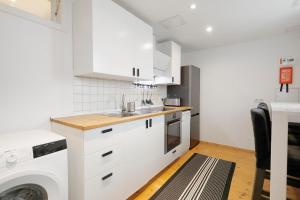 uma cozinha com um lavatório e uma máquina de lavar roupa em Central Apartment near Potsdamer Platz em Berlim