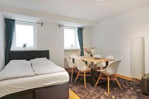 um quarto com uma cama, uma mesa e cadeiras em Central Apartment near Potsdamer Platz em Berlim