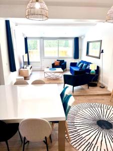 un salon avec une table et un canapé bleu dans l'établissement Résidence Petite Californie, à Nice