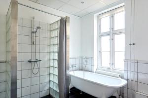 Een badkamer bij Charming flats in a relaxing area of CPH