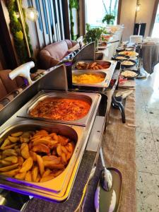 una línea de buffet con muchos platos diferentes de comida en Gloria Suite Hotel en Trabzon