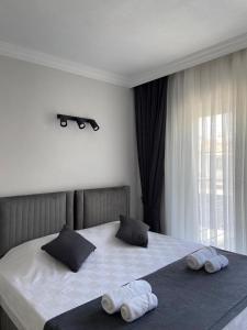 - une chambre avec 2 serviettes sur un lit dans l'établissement Moni Homes, à Fethiye