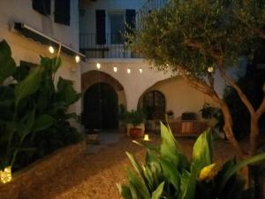 a courtyard of a house with plants and lights at La Cachette in Aigues-Vives +8 photos