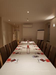 a conference room with a long table with chairs at Schlosshotel Bergzaberner Hof in Bad Bergzabern