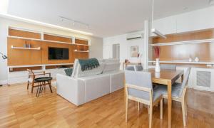 sala de estar con sofá blanco y mesa en Tabas Maravilhoso apê 3 quartos Leblon LB0035 en Río de Janeiro