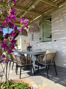 Ayía Anastasía的住宿－Walnut Tree Farm，鲜花盛开的庭院里的桌椅