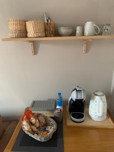 un plato de comida en una estantería de madera con cafetera en Chambre indépendante avec piscine en Jarnac