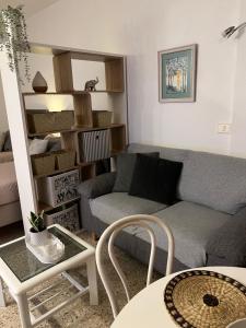 una sala de estar con un sofá y una mesa en Estudio en Plaza del Charco, en Puerto de la Cruz